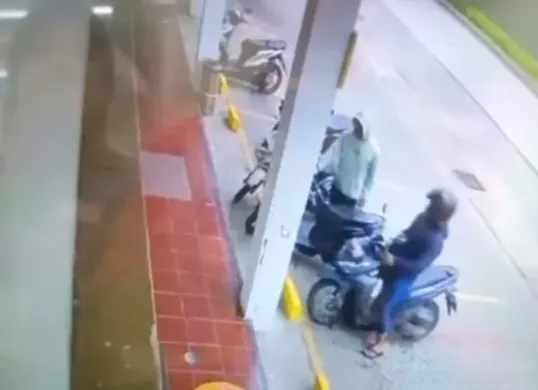 Ilustrasi aksi curanmor terekam CCTV. (Sumber: Instagram @bekasi.terkini)