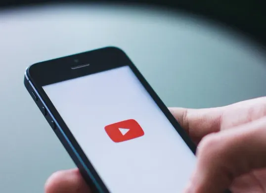 Cara hasilkan uang jutaan rupiah dari YouTube. (Canva)