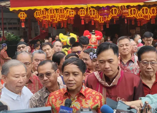 Menteri Kehutanan, Raja Juli Antoni saat melihat Wihara Amurva Bhumi di Jakarta Selatan, Sabtu, 1 Februari 2025. (Sumber: Poskota/Pandi Ramedhan)