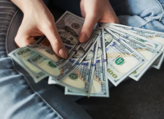 Ilustrasi - dapat bayaran uang dolar dari aplikasi game penghasil uang. (Sumber: Unsplash/Alexander Mils)