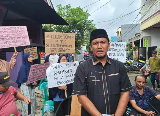 Anggota Komisi III DPRD Kota Bekasi, Kamil Syaikhu saat melakukan audiensi dengan warga di Telaga Mas, Bekasi Utara, Kota Bekasi, Minggu, 2 Februari 2025. (Sumber: Poskota/Ihsan Fahmi)