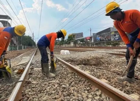 Sejumlah petugas saat melakukan perbaikan rel kereta api. (Sumber: Istimewa)