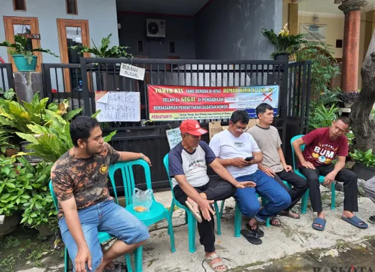 Warga di perum Telaga Mas, Bekasi Utara, Kota Bekasi, saat berada di depan rumahnya persis di samping bangunan tower BTS, Minggu, 2 Februari 2025. (Sumber: Poskota/Ihsan Fahmi)