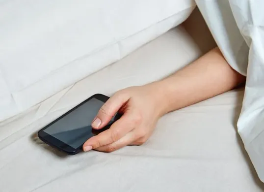 5 Cara Aman Menyimpan HP Saat Tidur, Hindari Risiko Overheat! (Sumber: Pinterest/Creative Market)