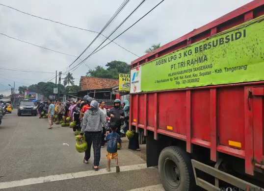 Antrean masyarakat untuk membeli gas di Kecamatan Tigaraksa, Kabupaten Tangerang, Senin, 3 Januari 2025. (Sumber: Poskota/Veronica Prasetio)