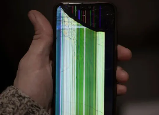 Layar HP kamu bergaris atau berbayang? Tenang, nggak perlu langsung ganti LCD! Ada trik mudah yang bisa kamu coba sendiri di rumah. (Sumber: Croma)