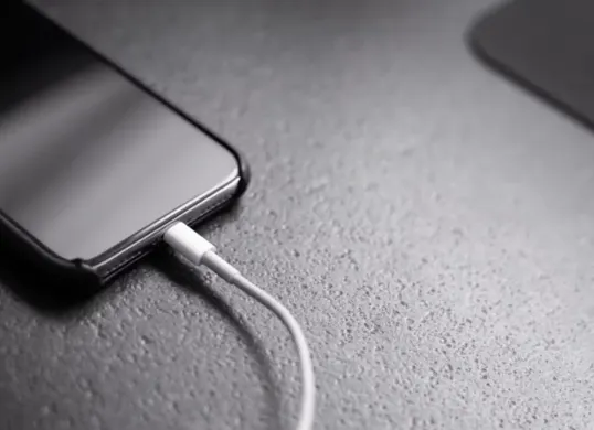 Ada beberapa penyebab umum mengapa HP tidak bisa di-charge, seperti kabel atau adaptor yang rusak, port pengisian yang kotor, hingga masalah pada perangkat lunaknya. (Sumber: Unsplash/Andreas Haslinger)