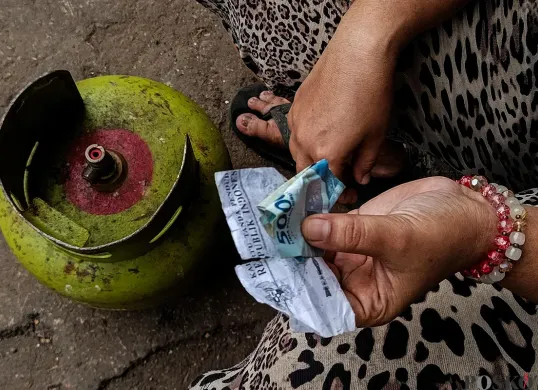 Warga menunggu kedatangan gas LPG 3 kg di SPBU Kedoya, Jalan Kedoya Pesing, Jakarta Barat, Senin, 3 Februari 2025.  (Sumber: Poskota/Bilal Nugraha Ginanjar)