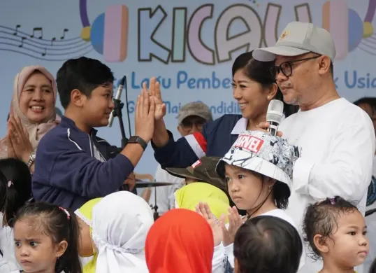 Menteri Komunikasi dan Digital Meutya Hafid tengah bercengkrama dengan anak-anak. Ditegaskannya pihaknya akan membatasi penggunaan media sosial pada anak . (Sumber: Instagram Meutya Hafid)