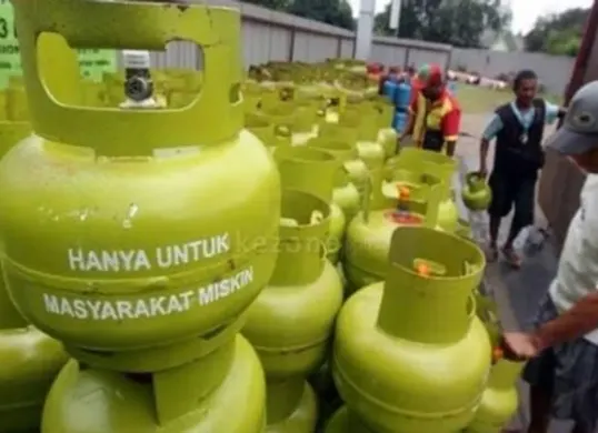 Masyarakat membeli LPG 3 kg di pangkalan resmi dengan harga sesuai HET setelah aturan baru diterapkan (Sumber: Pinterest)