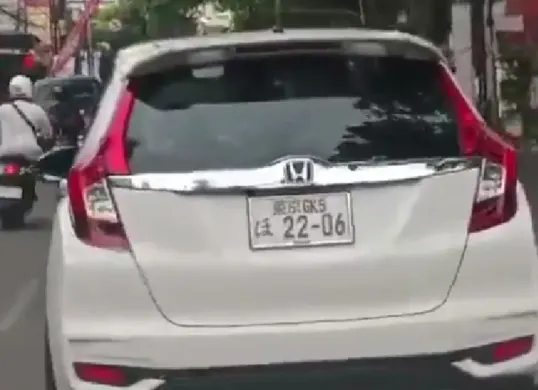 Sebuah mobil berkeliaran di Kota Malang menggunakan plat nomor Kanji Jepang. (Sumber: Tangkap Layar X/@dhemit_is_back)