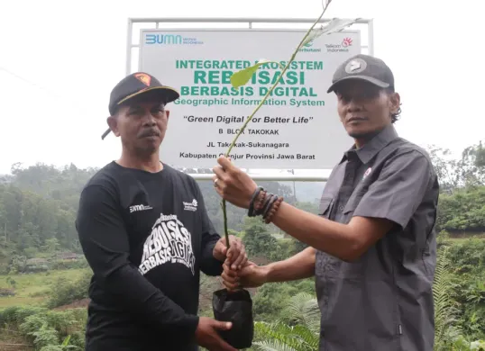 Program Reboisasi Hutan di Indonesia dengan penanaman bibit pohon di Cianjur menggunakan teknologi Geographic Information System (GIS) untuk pengawasan lahan yang sudah ditanami bibit pohon. (Sumber: Dok. Telkom Indonesia)