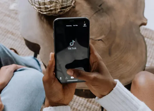 Unduh video TikTok tanpa watermark dan tanpa aplikasi tambahan. (Sumber: pexels/cuttonbro studio)