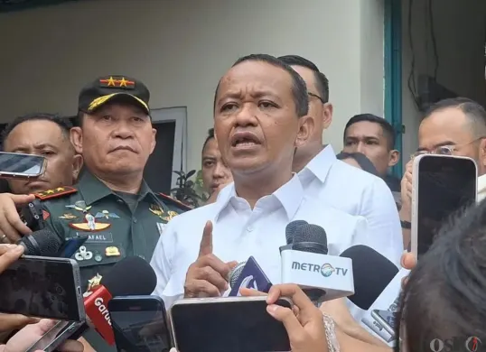 Menteri ESDM, Bahlil Lahadalia saat melihat pangkalan gas LPG 3 kilogram di kawasan Palmerah, Jakarta Barat, Selasa, 4 Februari 2025. (Sumber: Poskota/Pandi Ramedhan)