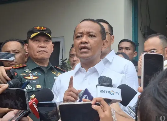 Menteri ESDM, Bahlil Lahadalia saat melihat pangkalan gas LPG 3 kilogram di kawasan Palmerah, Jakarta Barat, Selasa, 4 Februari 2025. 