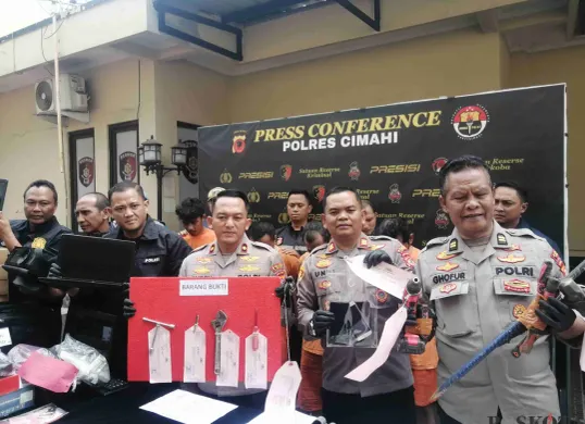 Jajaran Polres Cimahi menunjukan barang bukti perkara pencurian pemberatan di Mako Polres Cimahi, Jalan Amir Machmud, Selasa 4 Februari 2025. (Sumber: Poskota/Gatot Poedji Utomo)