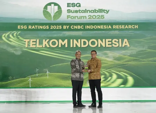 Penghargaan ESG Sustainability Ratings 2025 diterima VP Sustainability Telkom Gunawan Wasisto Ciptaning Andri (Kanan) di Auditorium Menara Bank Mega, Jakarta, Jum’at 31 Januari 2025.