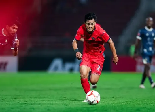 Pemain Timnas Indonesia, Pratama Arhan gagal mengangkat trofi juara Thai League 1 2024-25. (Sumber: Instagram/@pratamaarhan8)
