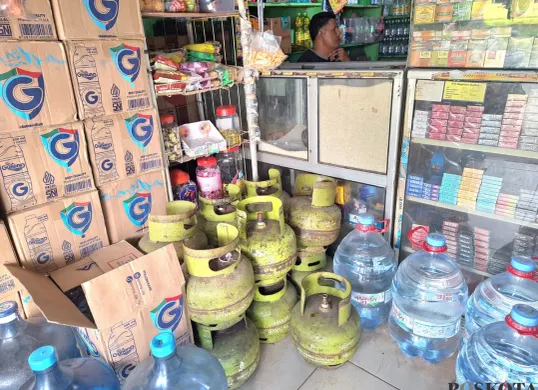 Tabung gas elpiji 3 kg di sebuah warung kelontong di Kalibang, Bekasi Utara, Kota Bekasi, Selasa, 4 Februari 2025. (Sumber: Poskota/Ihsan Fahmi)