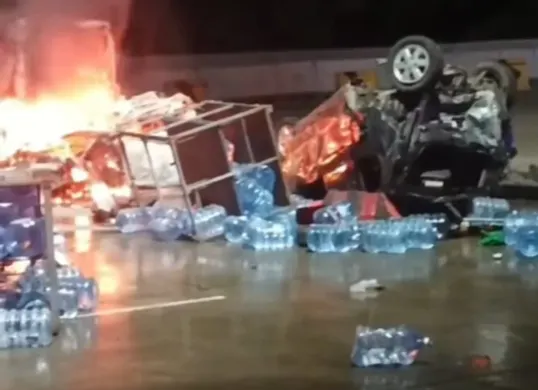 Sebuah truk tronton bermuatan galon air mineral mengalami rem blong dan menghantam Gerbang Tol Ciawi 2 menyebabkan 8 orang meninggal dunia dan belasan orag luka-luka. (Sumber: Capture Video Netizen)