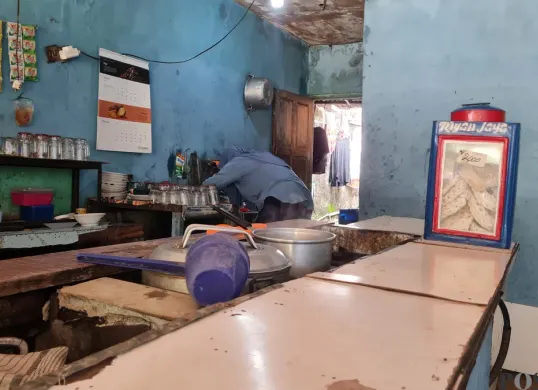 Warung kopi (warkop) di Jalan Kedoya Raya, Kedoya Utara, Kebon Jeruk, Jakarta Barat. (Sumber: Poskota/Pandi Ramedhan)