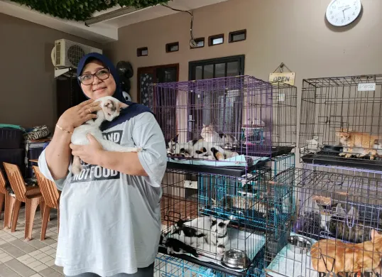 Dita Prisianti Agusta, menunjukkan kucing yang dipelihara di Kelurahan Pabuaran, Kecamatan Kemang, Kabupaten Bogor, Selasa, 4 Februari 2025. (Sumber: Poskota/Ali Mansur)