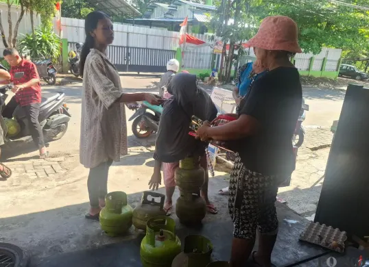 Konsumen warung kelontong membeli gas elpiji 3 kg di Jalan Bungur Raya, Kelurahan Harjamukti, Kecamatan Tapos, Kota Depok, Rabu, 5 Februari 2025. (Sumber: Poskota/Angga Pahlevi)