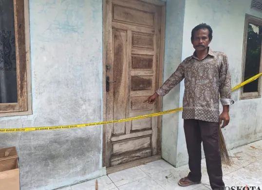 Seorang warga menunjukkan rumah pelaku yang membunuh pegawai bank keliling di Desa Sindang Mulya, Cibarusah, Kabupaten Bekasi, Rabu, 5 Februari 2025. (Sumber: Poskota/Ihsan Fahmi)