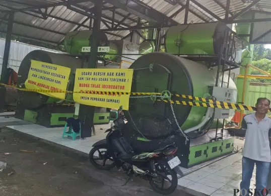 Koordinator keamanan tempat Incinerator di RW 28 Sukmajaya Jaya, Kota Depok di tempat pembakaran sampah yang sudah disegel, Rabu, 5 Februari 2025. (Sumber: Poskota/Angga Pahlevi)