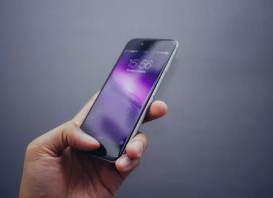 Ilustrasi, cara menjaga daya tahan baterai iPhone tetap awet saat perjalanan jauh. (Sumber: PxHere)