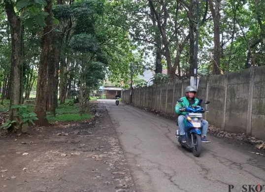 Suasan sekitar TKP begal di Jalan Makam Parakan Jati, Kelurahan Cinangka, Kecamatan Sawangan, Kota Depok, Kamis, 6 Februari 2025. (Sumber: Poskota/Angga Pahlevi)
