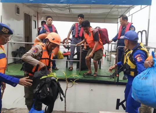 Proses evakuasi 18 penumpang kapal yang karam di Pelabuhan Tanjung Priok, Jakarta Utara, Kamis, 6 Februari 2025. (Sumber: Dok. BPBD Jakarta)