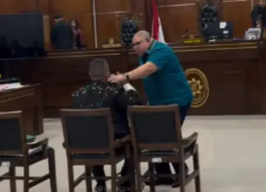 Momen Razman Arif Nasution menghampiri dan menyerang Hotman Paris di persidangan kasus pencemaran nama baik. (Sumber: Instagram/@hotmanparisofficial)