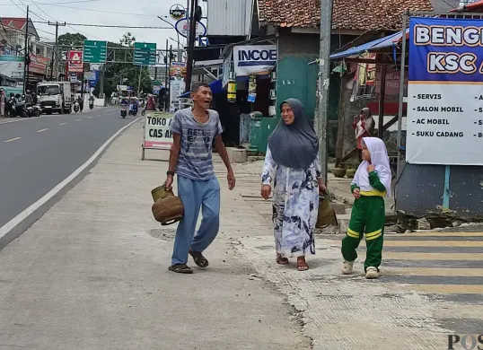 Sejumlah warga Pandeglang menenteng tabung gas melon kosong ke pangkalan terdekat di Kampung Cipacung, Saruni, Majasari, Pandeglang. (Sumber: Poskota/Samsul Fatoni)