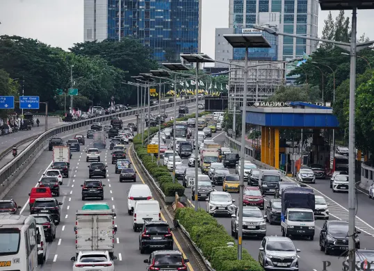 Sejumlah kendaraan melintasi Jalan Tol Lingkar Dalam Jakarta, Kamis, 6 Februari 2025. (Sumber: Poskota/Bilal Nugraha Ginanjar)