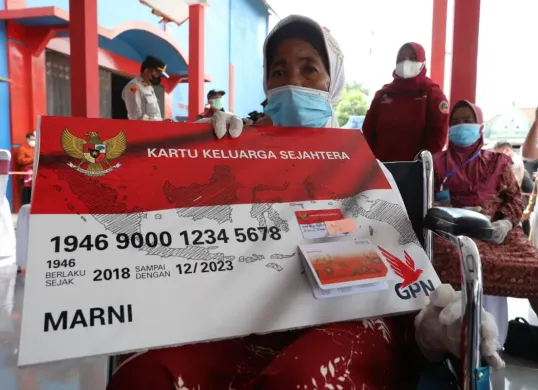 Manfaat memiliki KKS selain sebagai alat terima bansos. (Sumber: Kemensos RI)