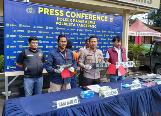 Konferensi pers kasus sindikat pencurian mobil pikap di Polsek Pasar Kemis, Kamis, 6 Februari 2025. (Sumber: Poskota/Veronica Prasetyo)
