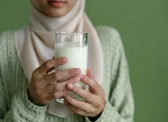 Beberapa bahaya minum susu saat puasa (Sumber: Freepik)