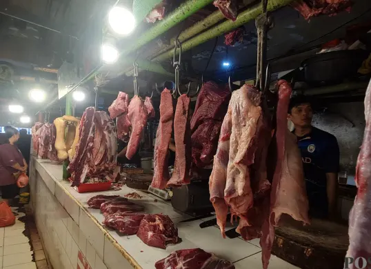 Pedagang daging di pasar tradisional Tomang Barat, Grogol Petamburan, Jakarta Barat. (Sumber: Poskota/Pandi Ramedhan)
