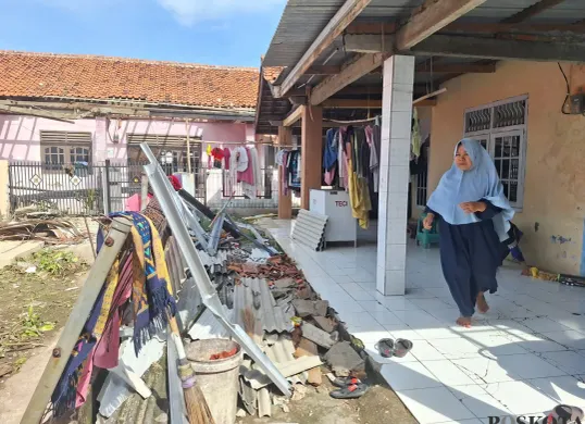 Puing asbes rumah warga berjatuhan pasca angin puting beliung melanda Desa Sumber Jaya, Tambun Selatan, Kabupaten Bekasi, Jumat, 7 Februari 2025. (Sumber: Poskota/Ihsan Fahmi)