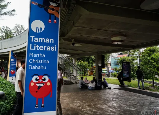 Warga beraktivitas sambil menikmati suasana dan fasilitas yang tersedia di Taman Literasi Martha Tilahu, Jakarta Selatan, Selasa, 4 Februari 2025, lalu. (Sumber: Poskota/Bilal Nugraha Ginanjar)