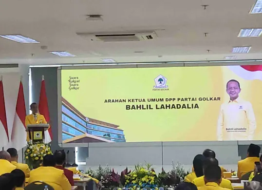 Ketua Umum (Ketum) saat sambutan di acara Rakernas Partai Golkar di wilayah Jakarta Barat, Sabtu, 8 Februari 2025. (Sumber: Poskota/Pandi Ramedhan)
