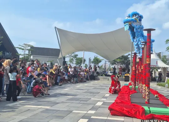 Ratusan orang memadati at Food Village, Summarecon Crown Gading, Setia Asih, Tarumajaya, Kabupaten Bekasi, untuk melihat pertunjukan Barongsai, Sabtu sore, 8 Februari 2025. (Sumber: Poskota/Ihsan Fahmi)