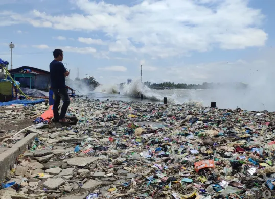 Sampah menumpuk di kawasan wisata Pantai Batako, Desa Teluk, Kecamatan Labuan, Pandeglang, Jumat, 7 Februari 2025. (Sumber: Poskota/Samsul Fatoni)