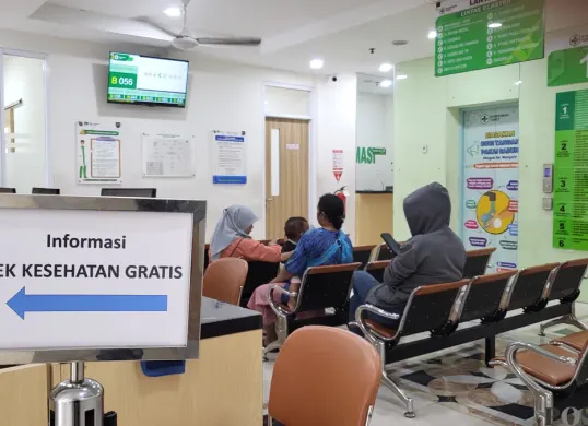 Masyarakat saat hendak mengecek kesehatan di Puskesmas Tebet, Jakarta Selatan, Minggu, 9 Februari 2025. (Sumber: Poskota/Pandi Ramedhan)