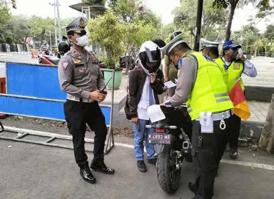 Petugas kepolisian tengah melakukan pemeriksaan dalam Operasi Keselamatan 2025 guna meningkatkan kepatuhan berlalu lintas. (Sumber: Pinterest)