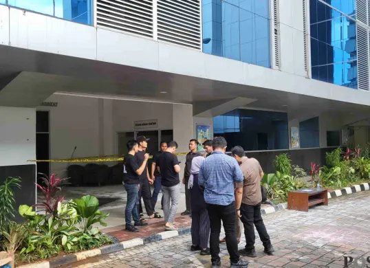 Suasana area depan ruang Biro Humas Kementerian ATR/BPN yang terbakar, Minggu, 9 Februari 2025. (Sumber: Poskota/Pandi Ramedhan)