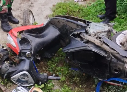 Bangkai motor matic milik korban rusak berat usai ditabral KRL di perlintasan tanpa palang pintu, Bojonggede, Bogor, Minggu 9 Februari 2025. (Sumber: Dok. Polsek Bojonggede)