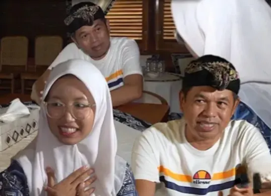Siswi dari SMAN 7 Cirebon Curhat ke Dedi Mulyadi. (Sumber: YouTube/KANG DEDI MULYADI CHANNEL)