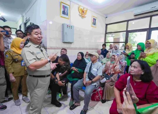 Pj Gubernur Jakarta Teguh Setyabudi tinjau pelaksanaan cek kesehatan gratis di Puskesmas Pulogadung, Jakarta Timur. (Sumber: Dok. Kominfotik)